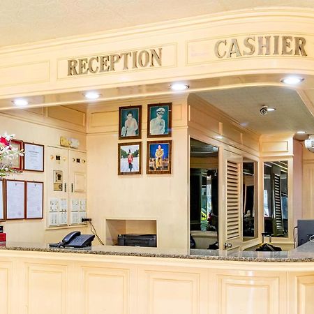Woodlands Inn Hotel Банкок Екстериор снимка
